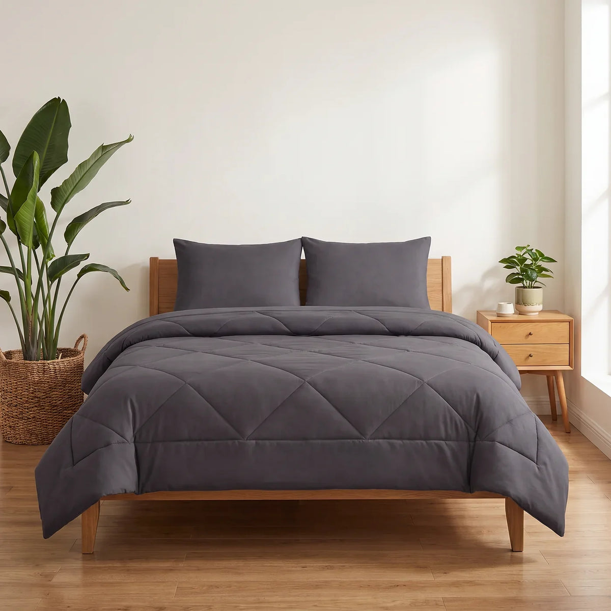 Cama con edredón gris recién lavado Imagen