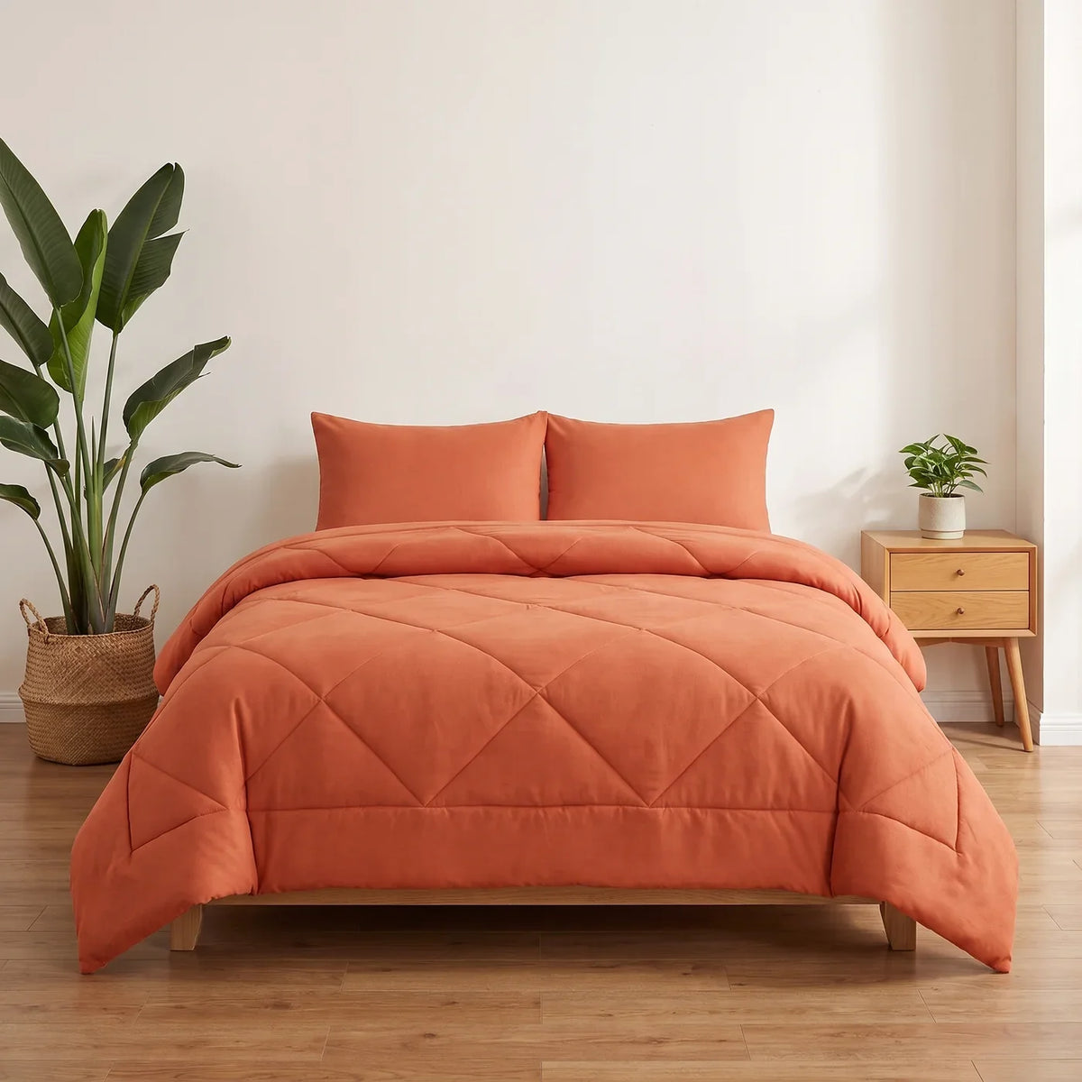 Edredón naranja sobre una cama en otoño Imagen