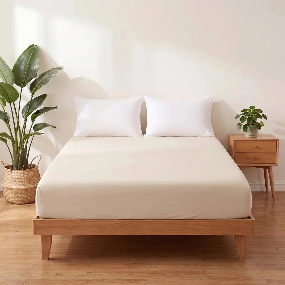Sábana bajera SoftCloud® en beige crema en un dormitorio