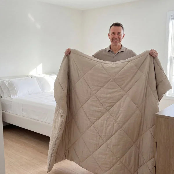 Cliente mostrando su edredón EasySleep beige